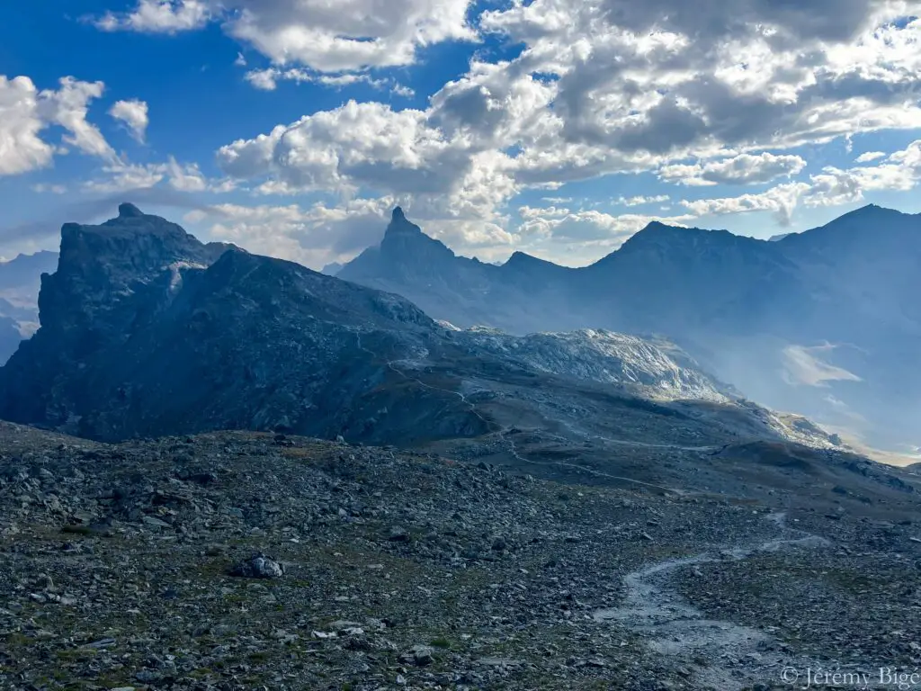 Direction la Rocca Bianca (3059m) durant la Trans'Alpes.