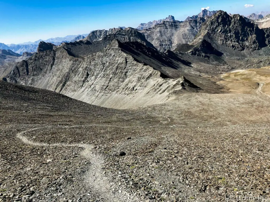 Descente après la tête de Malacoste (3216m) durant la Trans'Alpes.