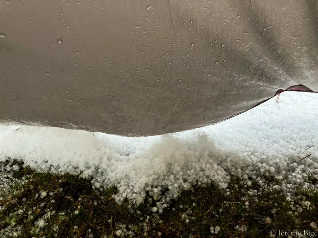 Tarp sous la grêle durant la Trans'Alpes.