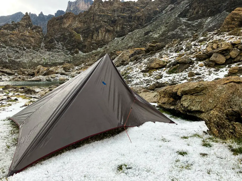 Tarp sous la grêle durant la Trans'Alpes.