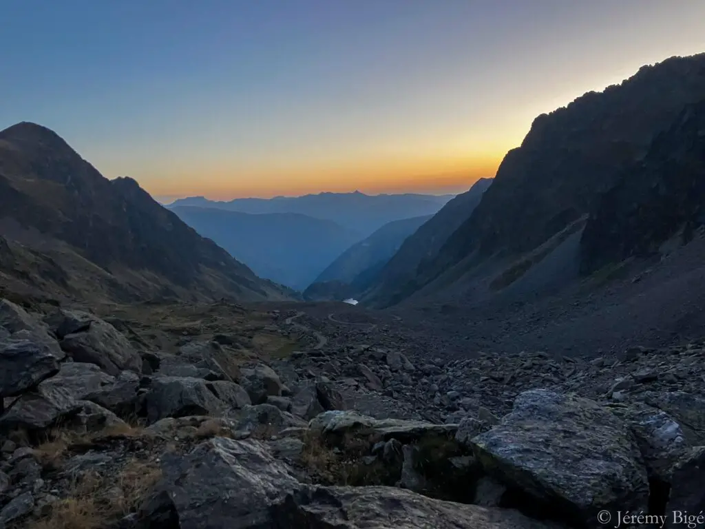 Le soir, sous les lacs de Colle Longue durant la Trans'Alpes.