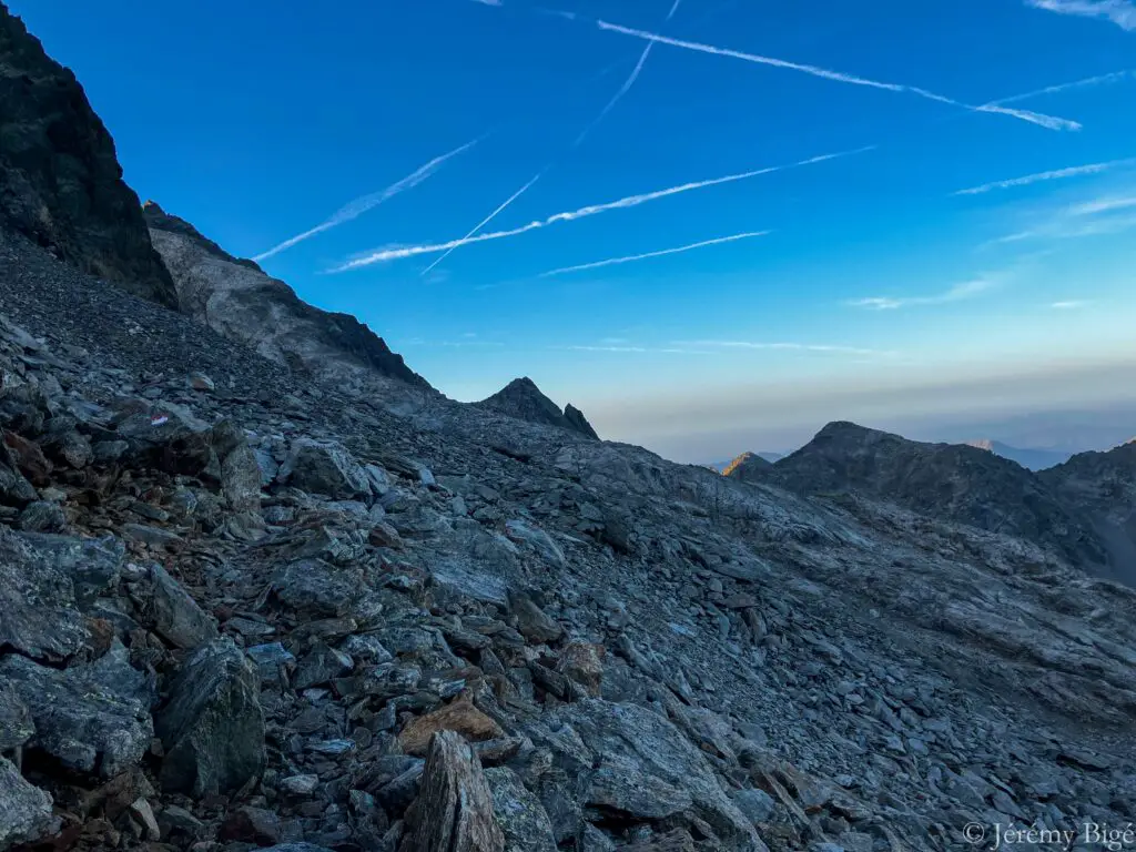 Dans la montée vers le col de Brocan (2892m).