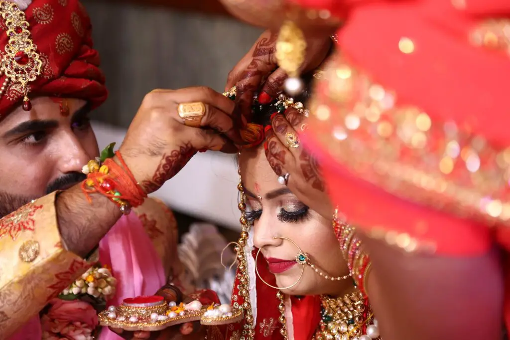 L’application du sindoor pour sceller le mariage royale en inde