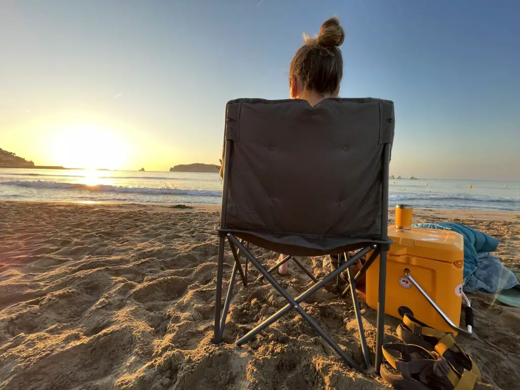 Le confort d'un levé de soleil dans la chaise pliante de camping DOMETIC Outdoor