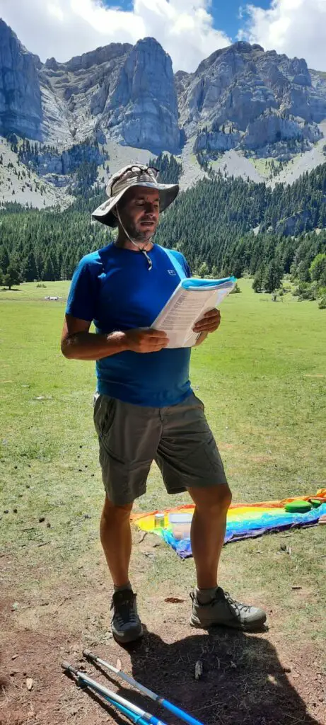 Lecture de la légende des Pyrénées au pied de la sierra de Cadi