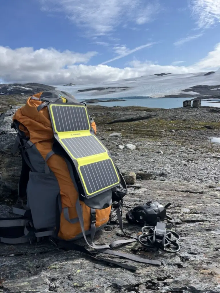 panneau solaire pour recharger les batteries d'un drone dvi en norvège