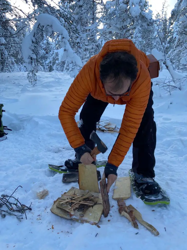 préparation d'un feu sur la neige en Laponie Suédoise