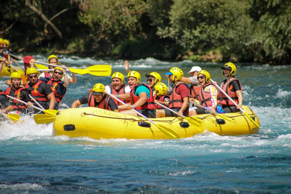 Descente sportive en rafting sur les eaux agitées d’Alaska