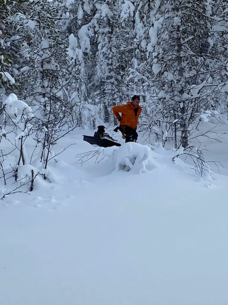 Rando en raquettes à neige avec pulka en laponie Suédoise