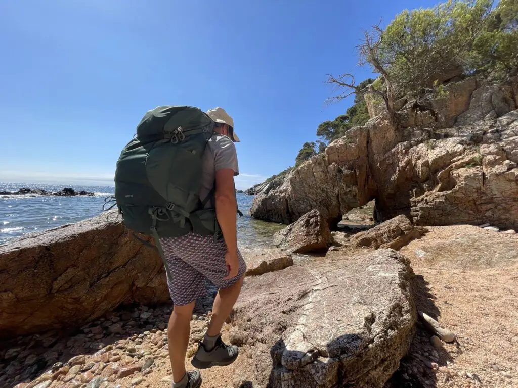 Randonnée avec les chaussures d'approche Homme Tecnica sur les plages de la Costa Brava