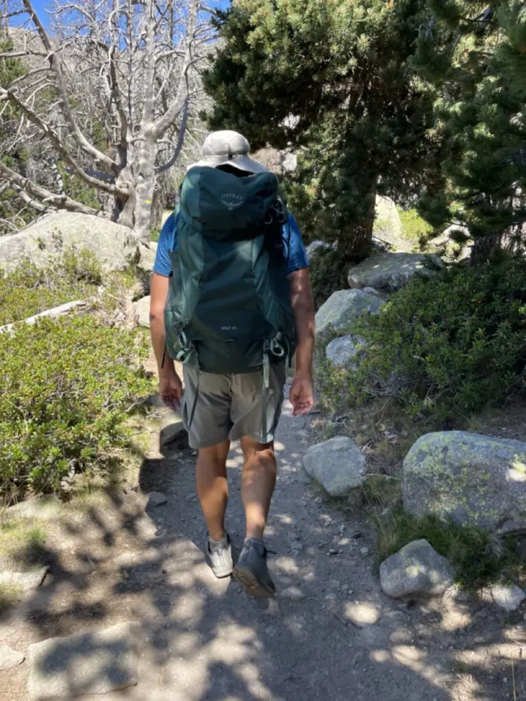 Randonnée avec les chaussures d'approche Tecnica pour homme sur sentier caillouteux