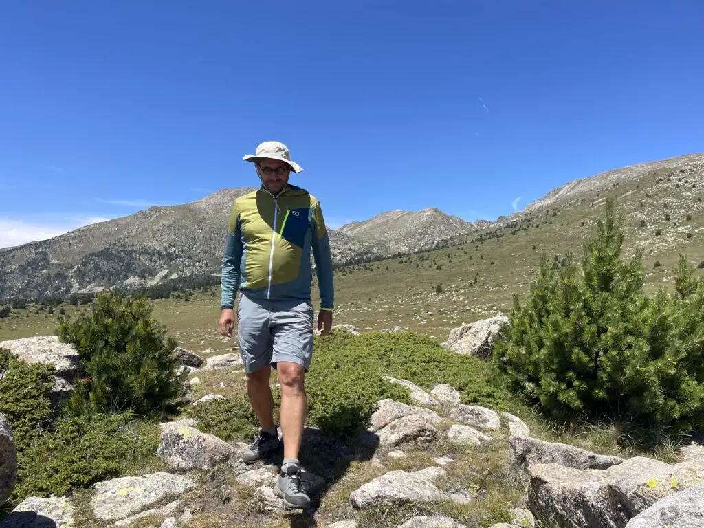 Randonnée dans les Pyrénées avec veste en mérinos Ortovox
