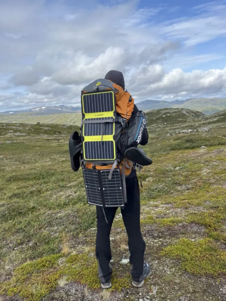 Randonner en norvège et charger avec le soleil un powerbank via le panneau solaire