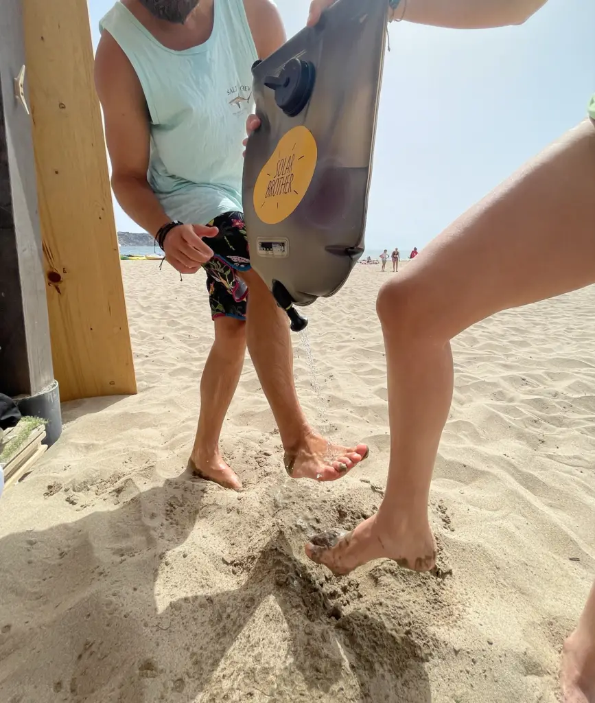 Se rincer les pieds après une séance de kayak de mer