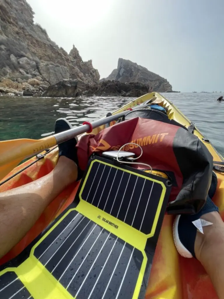 Test du chargeur solaire et batterie externe SOLAR BROTHER en kayak de mer en costa brava