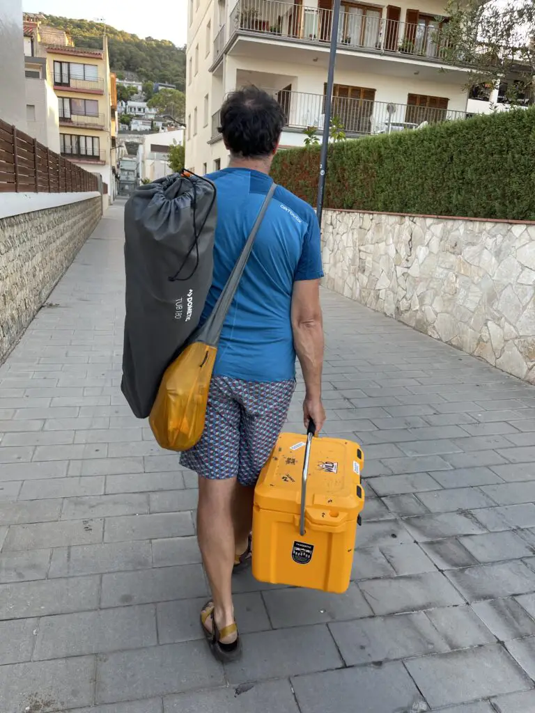 transport de la chaise et glacière DOMETIC après un petit dejeuner sur la plage