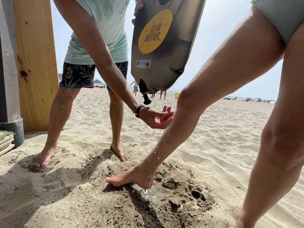 Utilisation de la douche solaire SLAR BROTHER sur la plage en costa brava