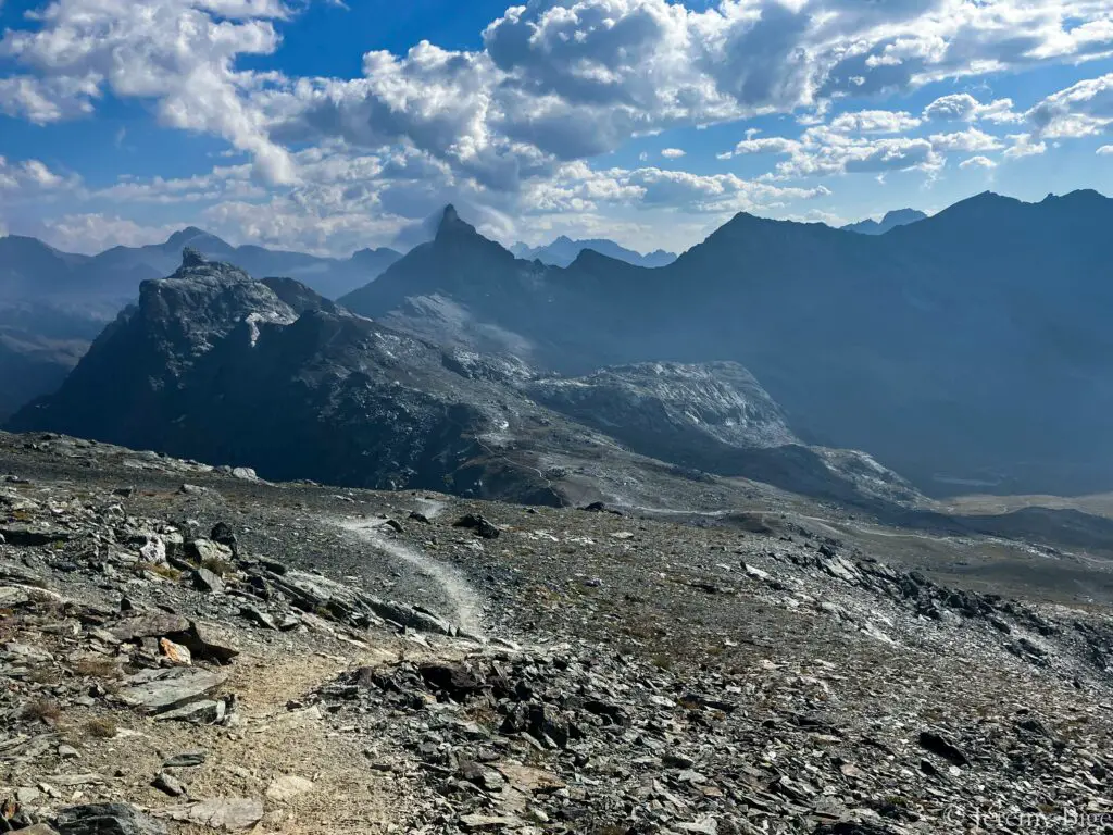 Sur les crêtes du Queyras à cheval entre France et Italie.