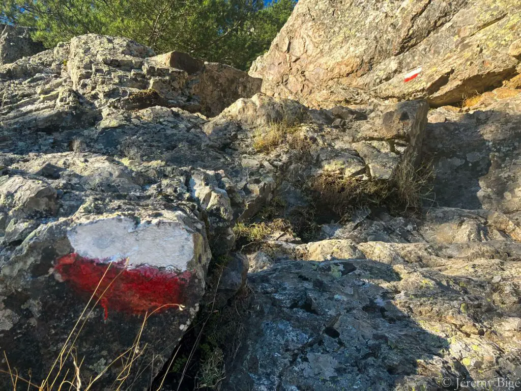 Passage rocheux lors de la première étape du GR20.