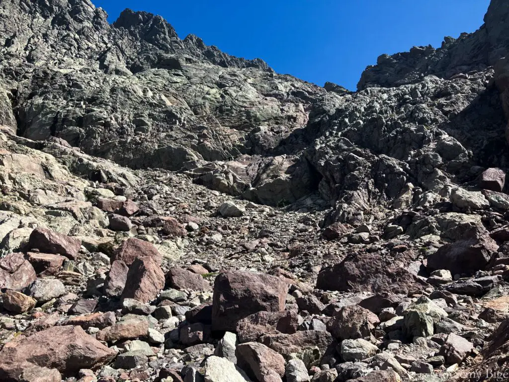 Montée vers le col Perdu ou bocca Tumasginesca sur le GR20.