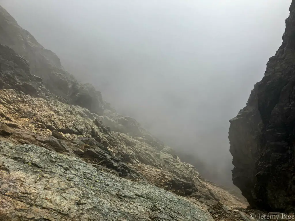 Cirque de la Solitude plongé dans les nuages.