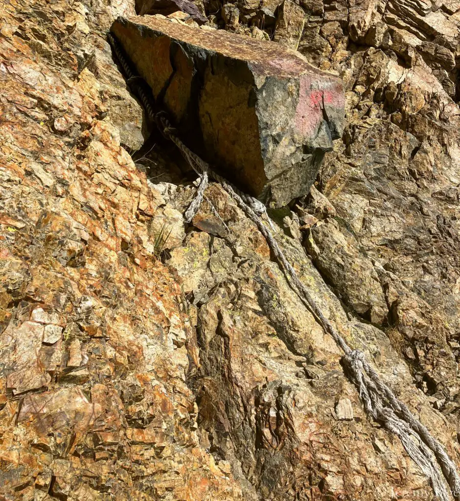 Vieil ancrage dans le cirque de la Solitude sur le GR20.