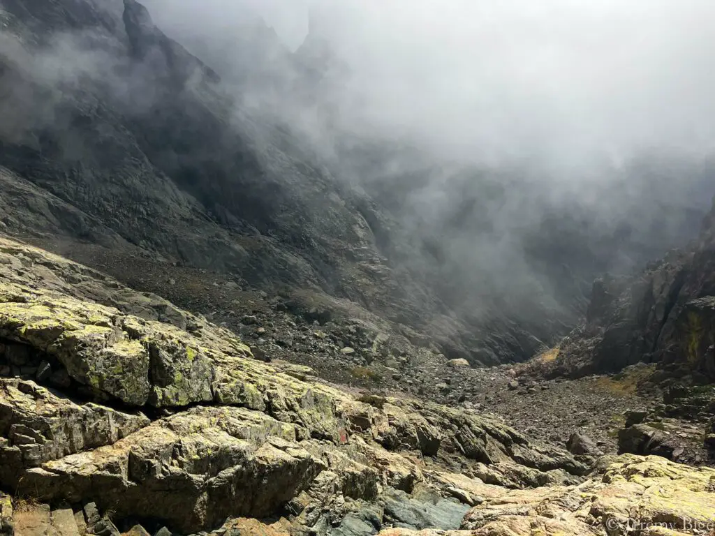 Descente dans le cirque de la Solitude.