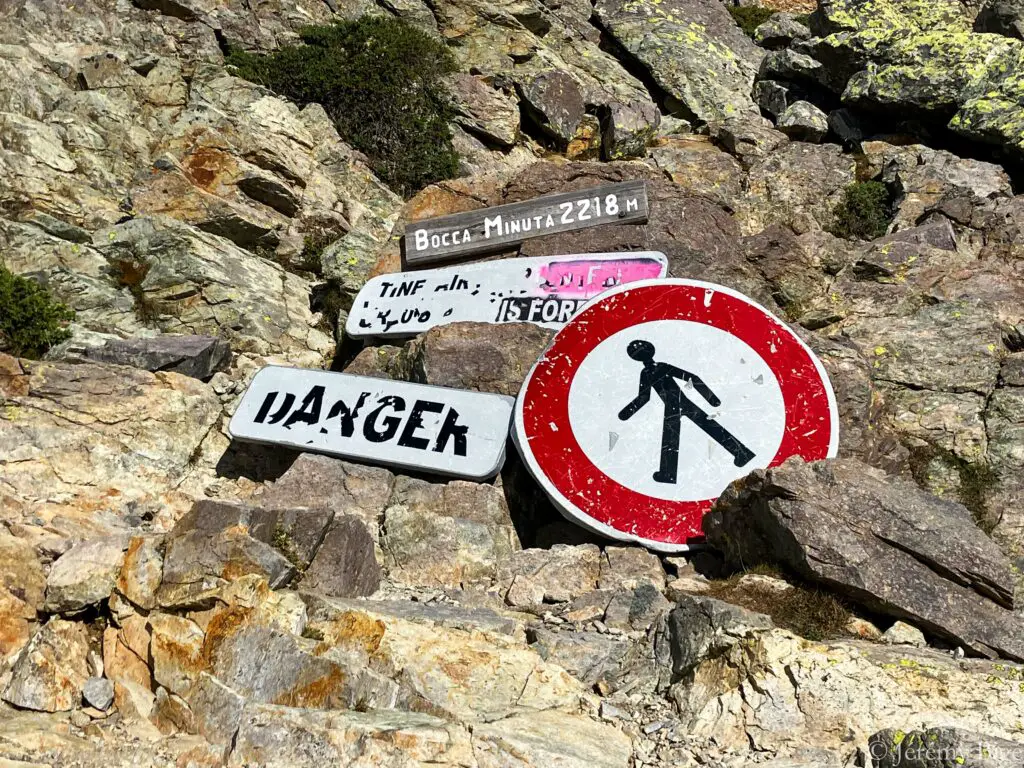 Vieux panneaux d'interdiction à la sortie du cirque de la Solitude sur le GR20.