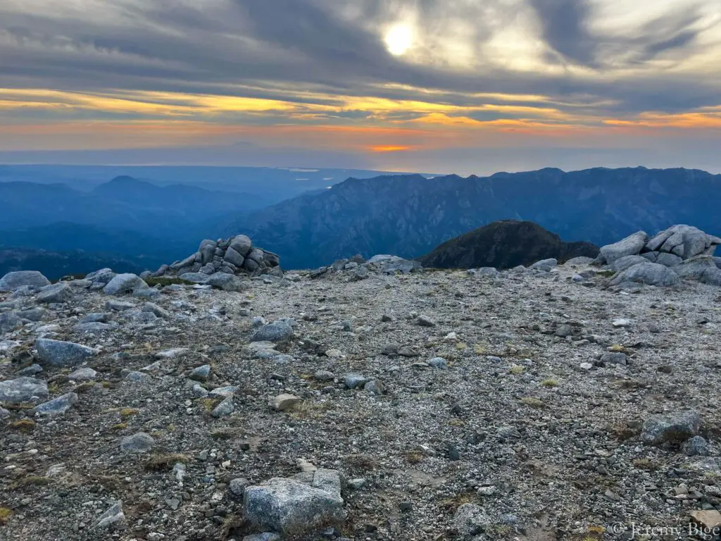 Montée vers le Monte Renoso (2352m) sur le GR20.