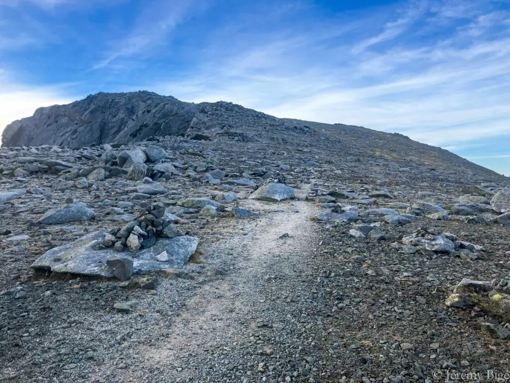 Montée vers le Monte Renoso (2352m) sur le GR20.