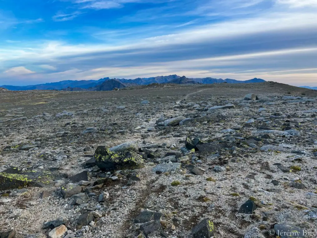 Montée vers le Monte Renoso (2352m) sur le GR20.