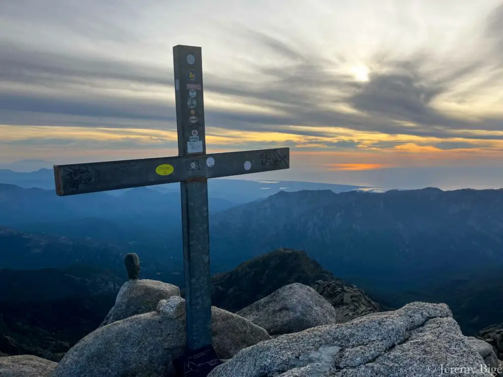 Montée vers le Monte Renoso (2352m) sur le GR20.