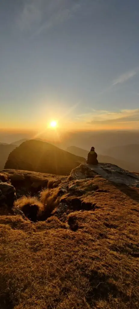 Méditation au sommet de la montagne en Inde