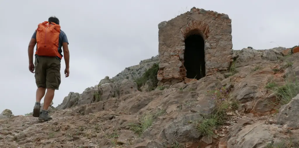 montée à pied au castel de Montgri en Costa Brava