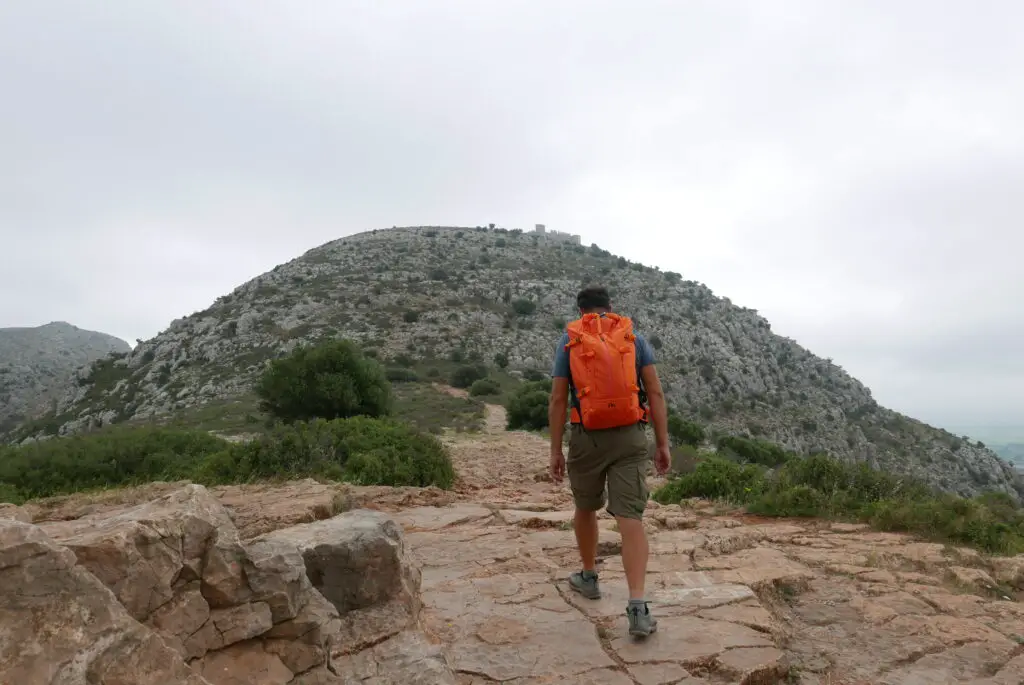 Montée au chateau de Montgri près de l'estartit en Costa Brava