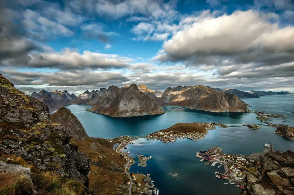 Les îles Lofoten : entre fjords et montagnes, une destination unique de trekking en Europe