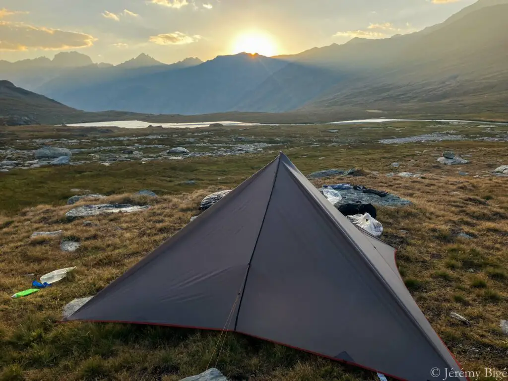 Nuit sous tarp au bord du lac Longet.