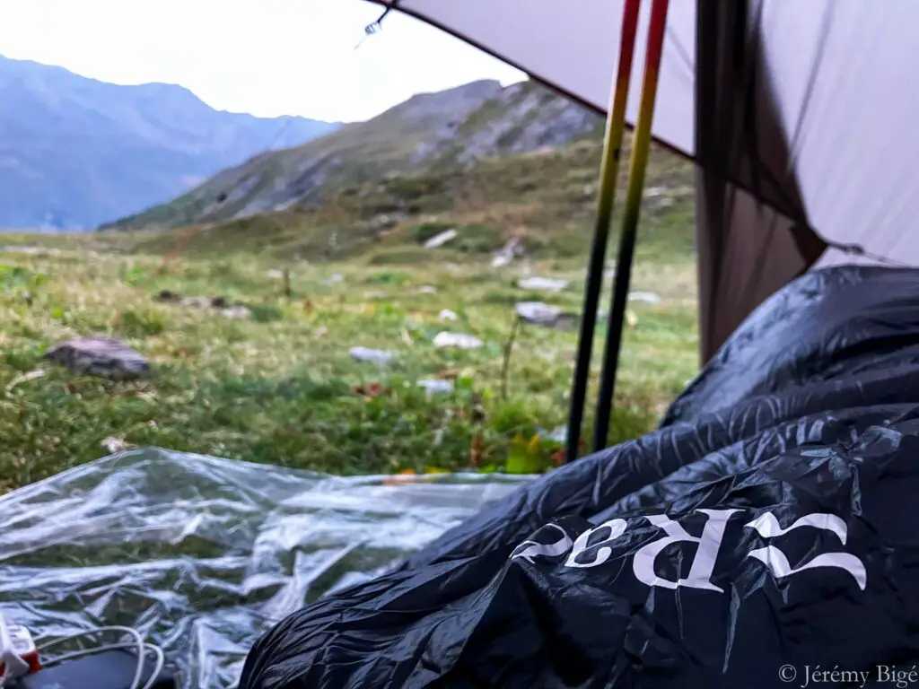 Bivouac sous tarp avec le Rab Mythic Ultra 180.