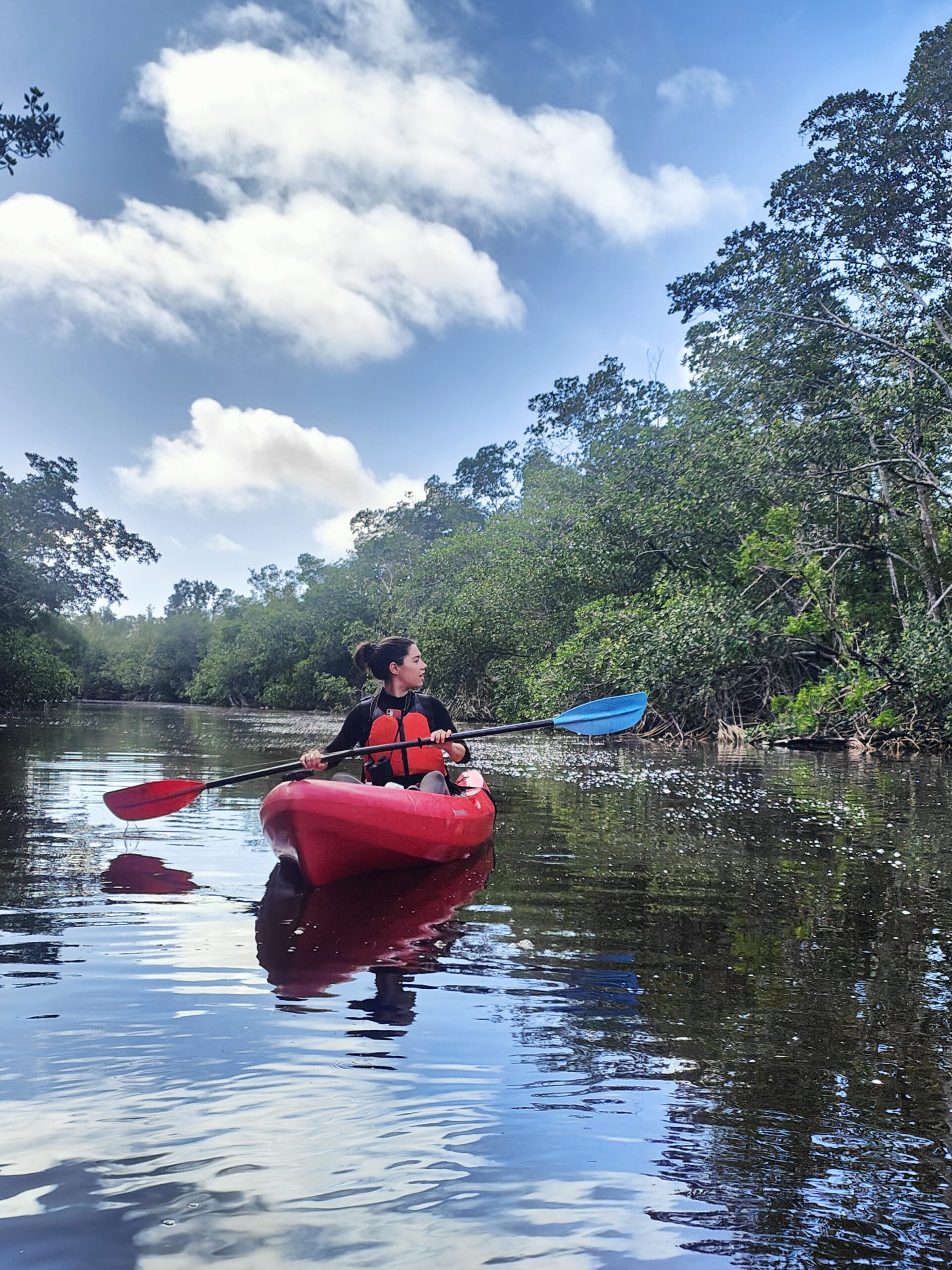 Fille en kayak dans les marécages dans les Everglades