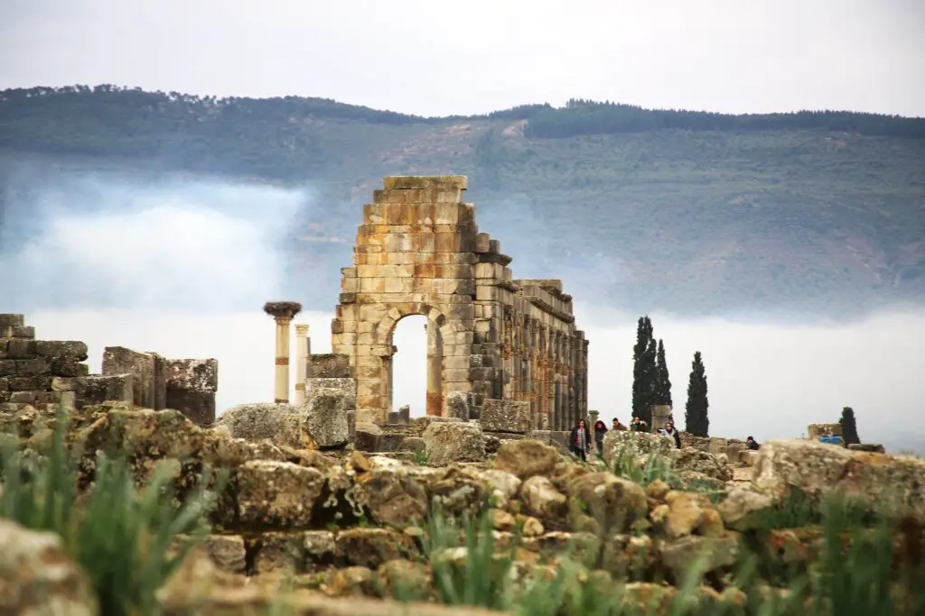 visite du site archéologique de Volubilis à Meknès dans la région marocaine Fès-Meknès