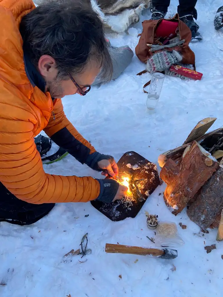 allumage du feu sur la neige avec une pierre a feu ou firestel