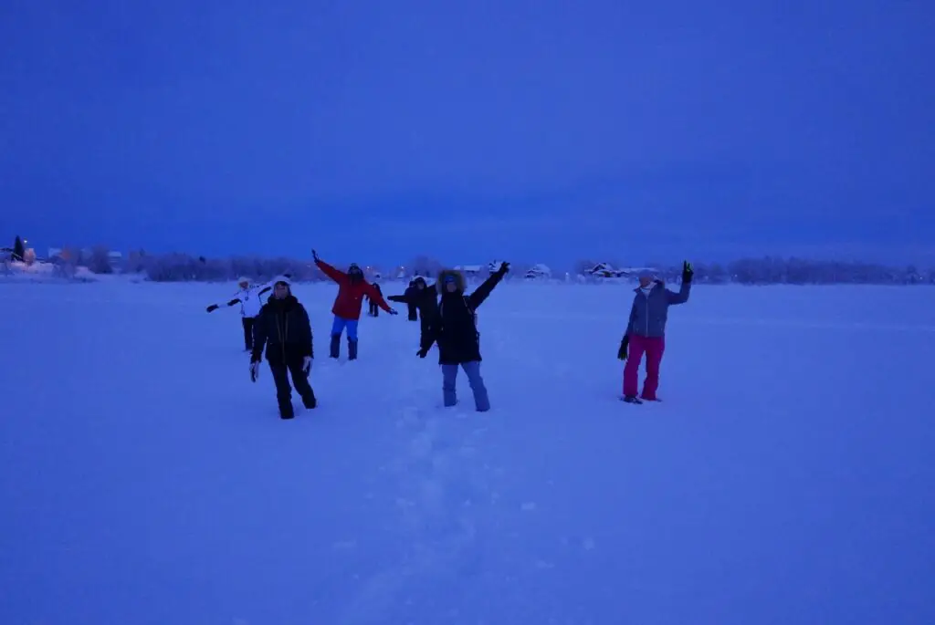 Ambiance joyeuse en raquettes à neige avant un sauna lapon