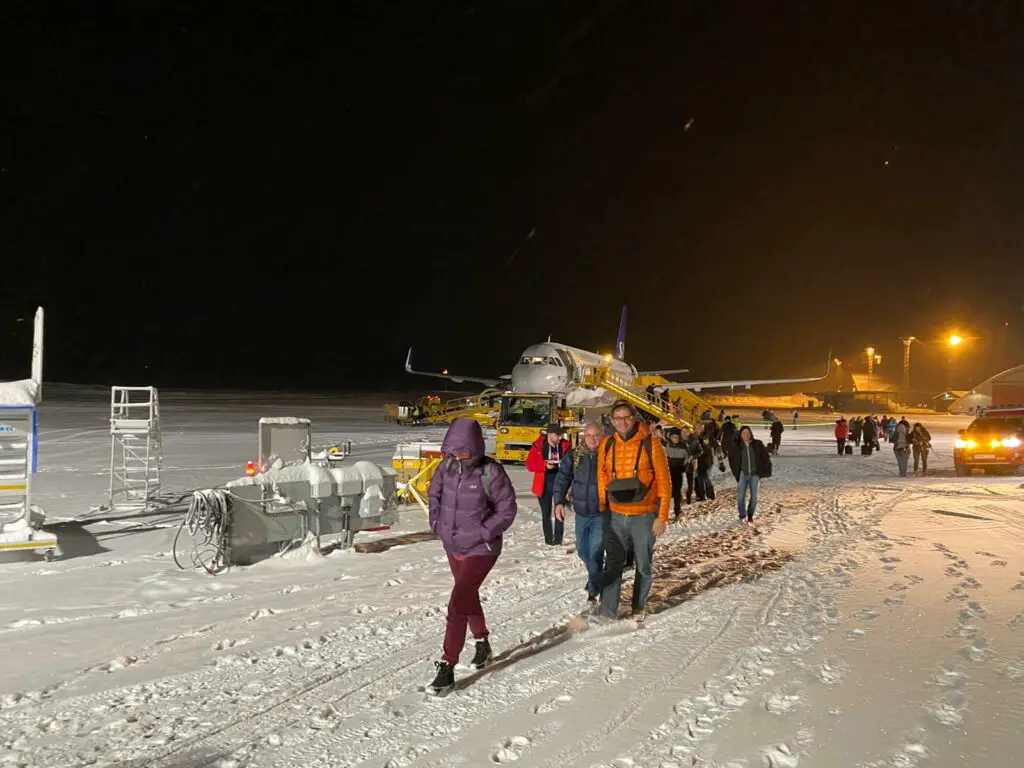 Arrivée dans la neige en avion à Kiruna en suède