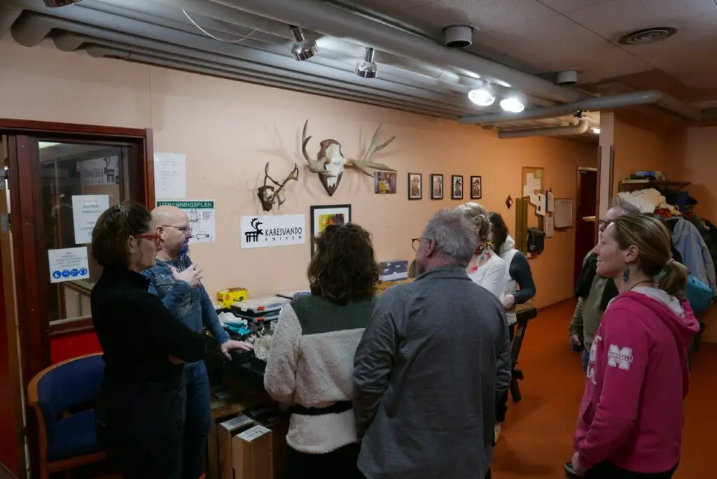 Arrivée dans le hall d'entrée de la fabrique de puukko karesuando