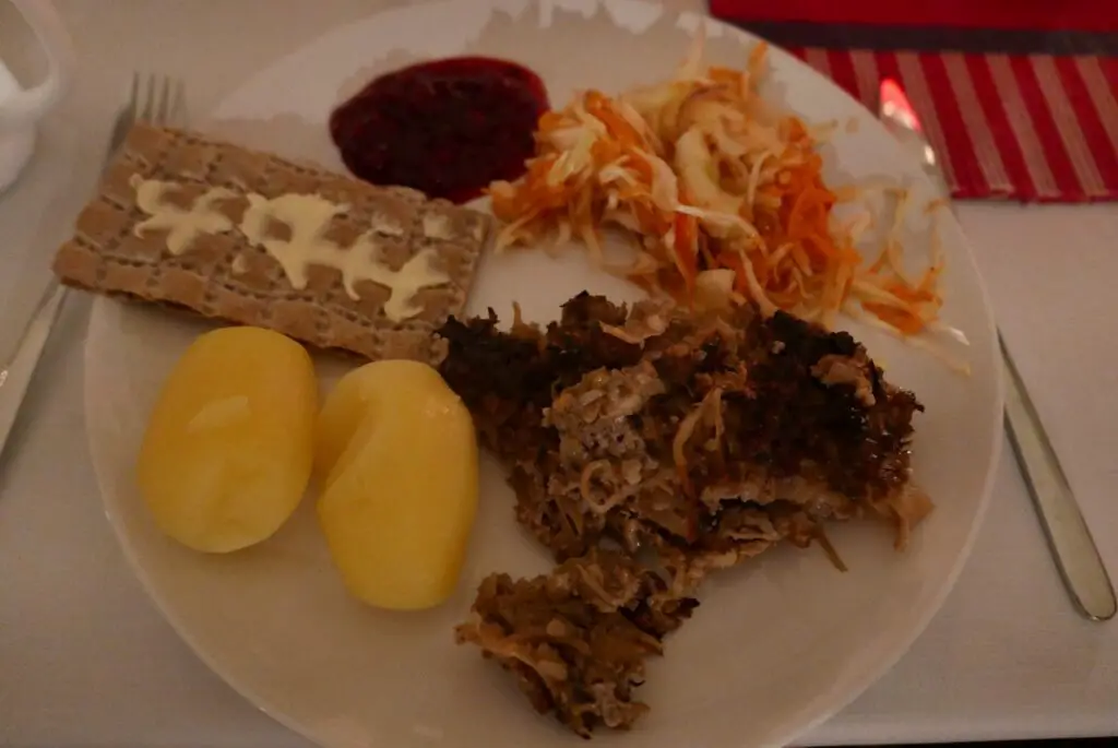 assiette d'un bon repas SAMI en suède à karesuando