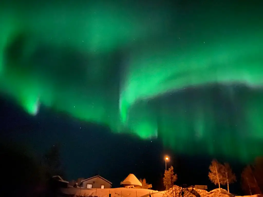 Aurores boréales dansant avec nos coeurs dans le ciel en suède