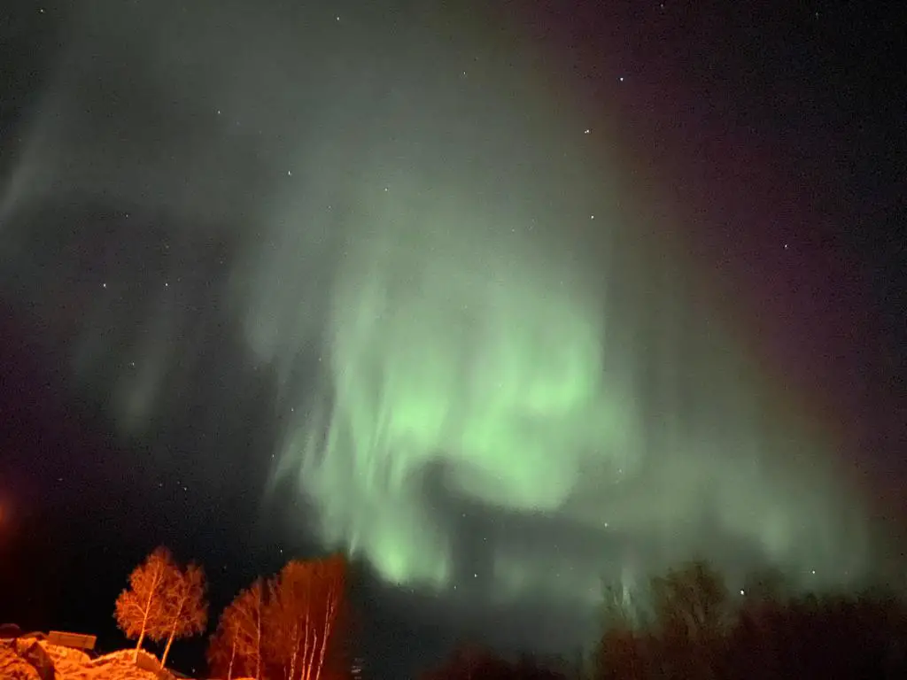 aurores boréales en terre sami en suède