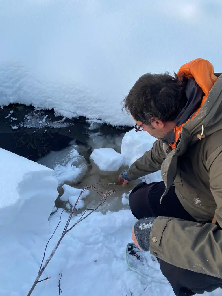 Baptême couteau puukko dans une source sacrée SAMI en laponie suédoise