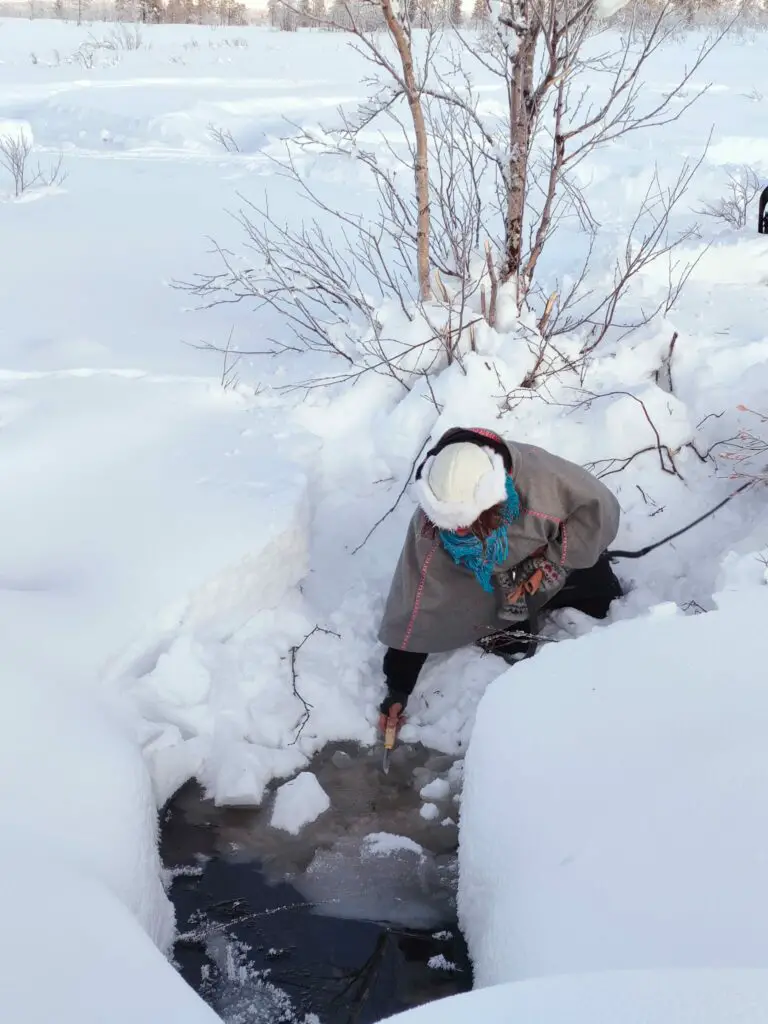 Baptême d'un puukko couteau sami à la source sacrée par Lena GREUS chamane SAME