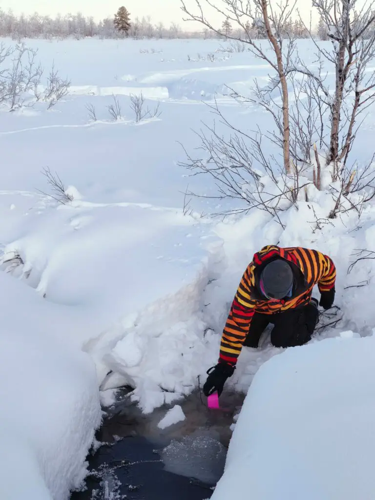 boire l'eau d'une source sacrée en laponie suédoise